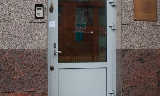Правоохранители заварили дверь в клинику эстетической хирургии, где умерла молодая женщина