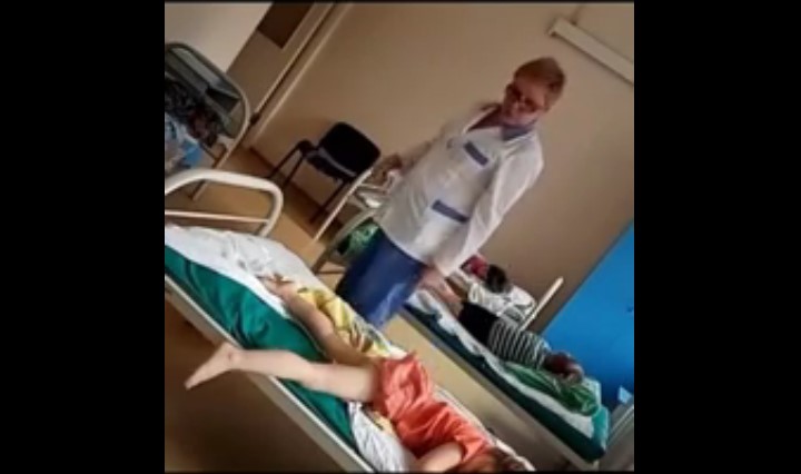 медсестра бъет ребенка